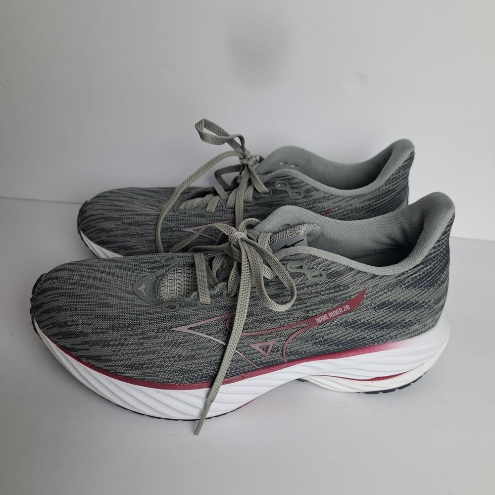Women's Mizuno Wave Rider 28, Ultimate Grey/Cosmo Chrome, Size 9